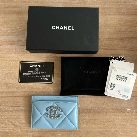 CHANEL Lambskin Quilted Chanel 19 Card Holder - Picture 2 of 12